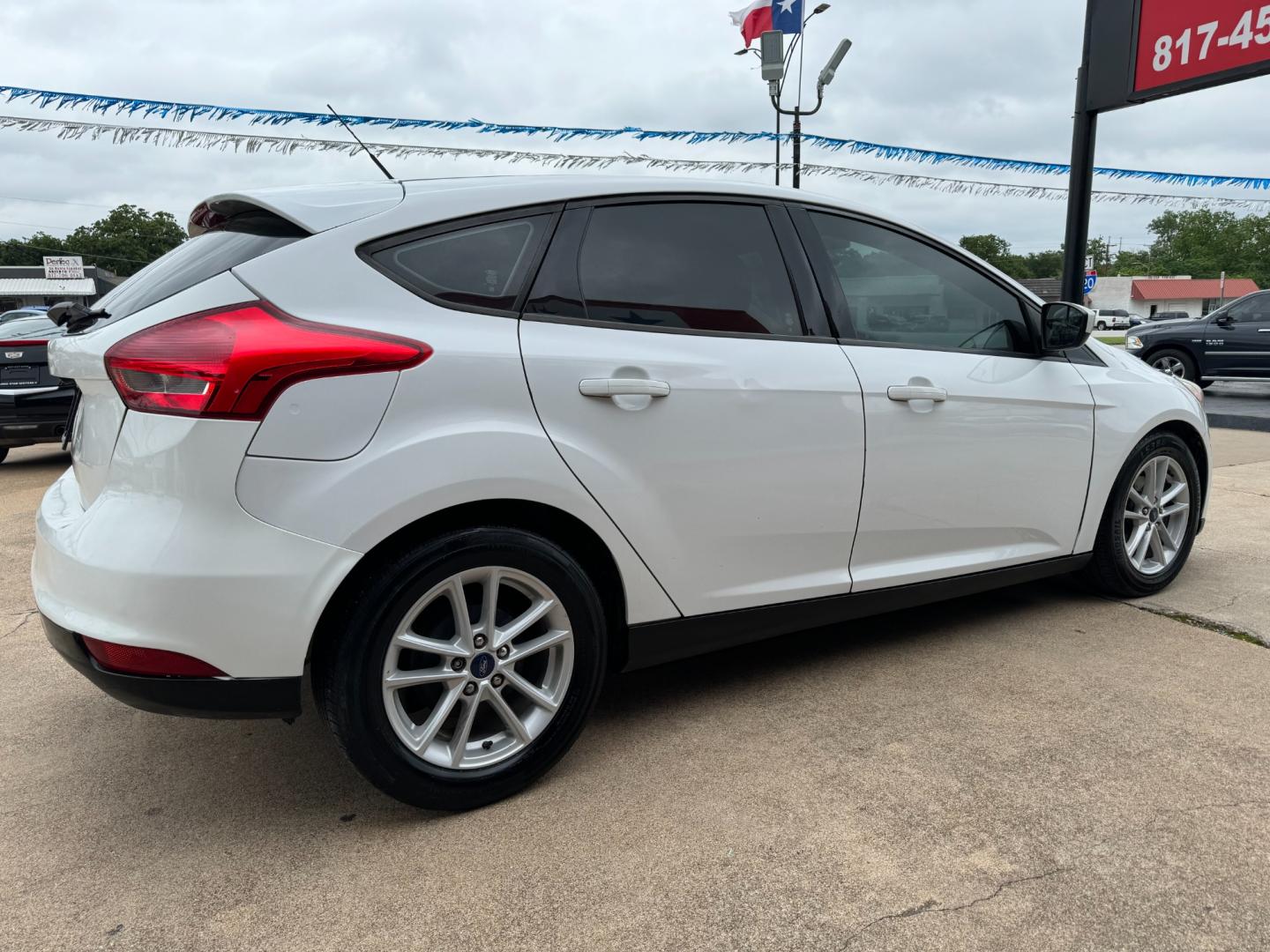 2018 WHITE /Gray FORD FOCUS SE 4dr Hatchback (1FADP3K25JL) with an 2.0L I4 engine, Automatic 6-Speed transmission, located at 5900 E. Lancaster Ave., Fort Worth, TX, 76112, (817) 457-5456, 0.000000, 0.000000 - This is a 2018 Ford Focus SE 4dr Hatchback that is in excellent condition. There are no dents or scratches. The interior is clean with no rips or tears or stains. All power windows, door locks and seats. Ice cold AC for those hot Texas summer days. It is equipped with a CD player, AM/FM radio, AUX p - Photo#3